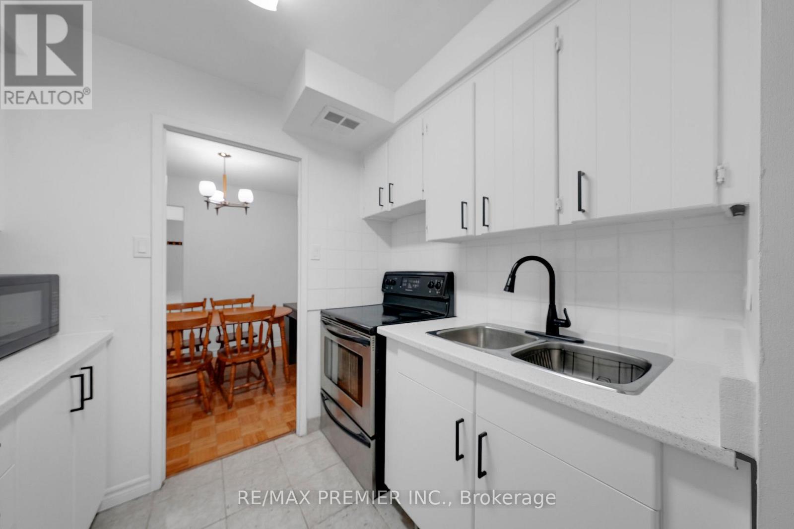 209 - 2095 Roche Court, Mississauga, Ontario  L5K 2C8 - Photo 9 - W12474630
