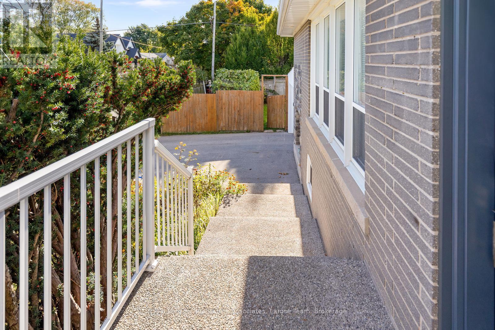 Upper - 453 Brookside Drive, Oakville, Ontario  L6K 1R2 - Photo 5 - W12474679