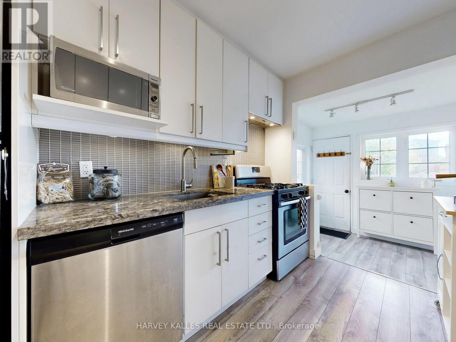 211 Rosemount Avenue, Toronto, Ontario  M6H 2N2 - Photo 6 - W12473973