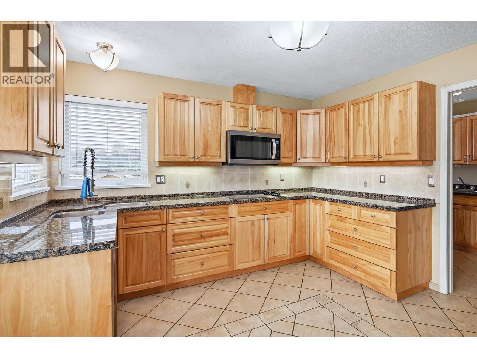 3460 Navatanee Drive, Kamloops, British Columbia  V2H 1S1 - Photo 7 - 10366414