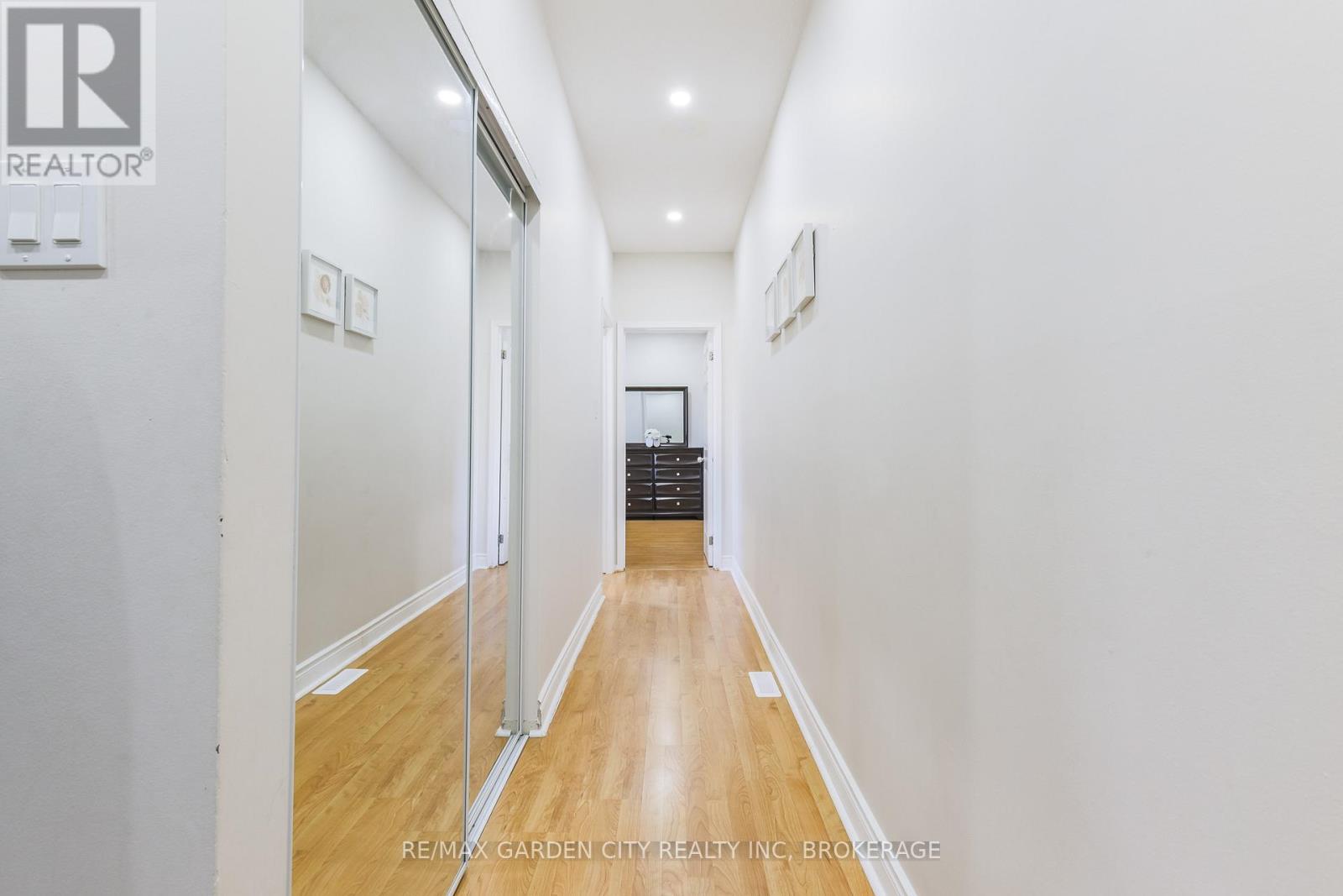 1172 Kos Boulevard, Mississauga, Ontario  L5J 4L7 - Photo 19 - W12474749