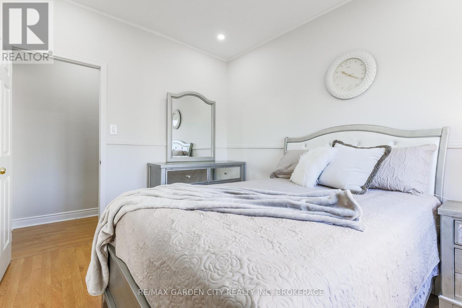 1172 Kos Boulevard, Mississauga, Ontario  L5J 4L7 - Photo 22 - W12474749