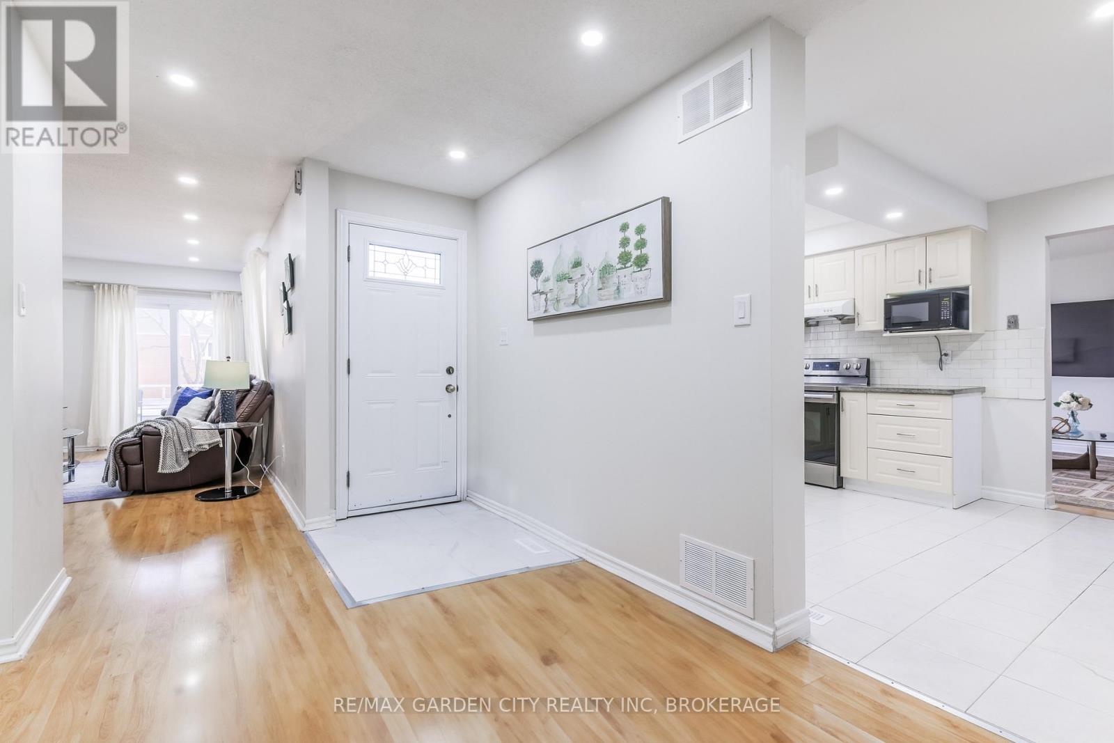 1172 Kos Boulevard, Mississauga, Ontario  L5J 4L7 - Photo 5 - W12474749