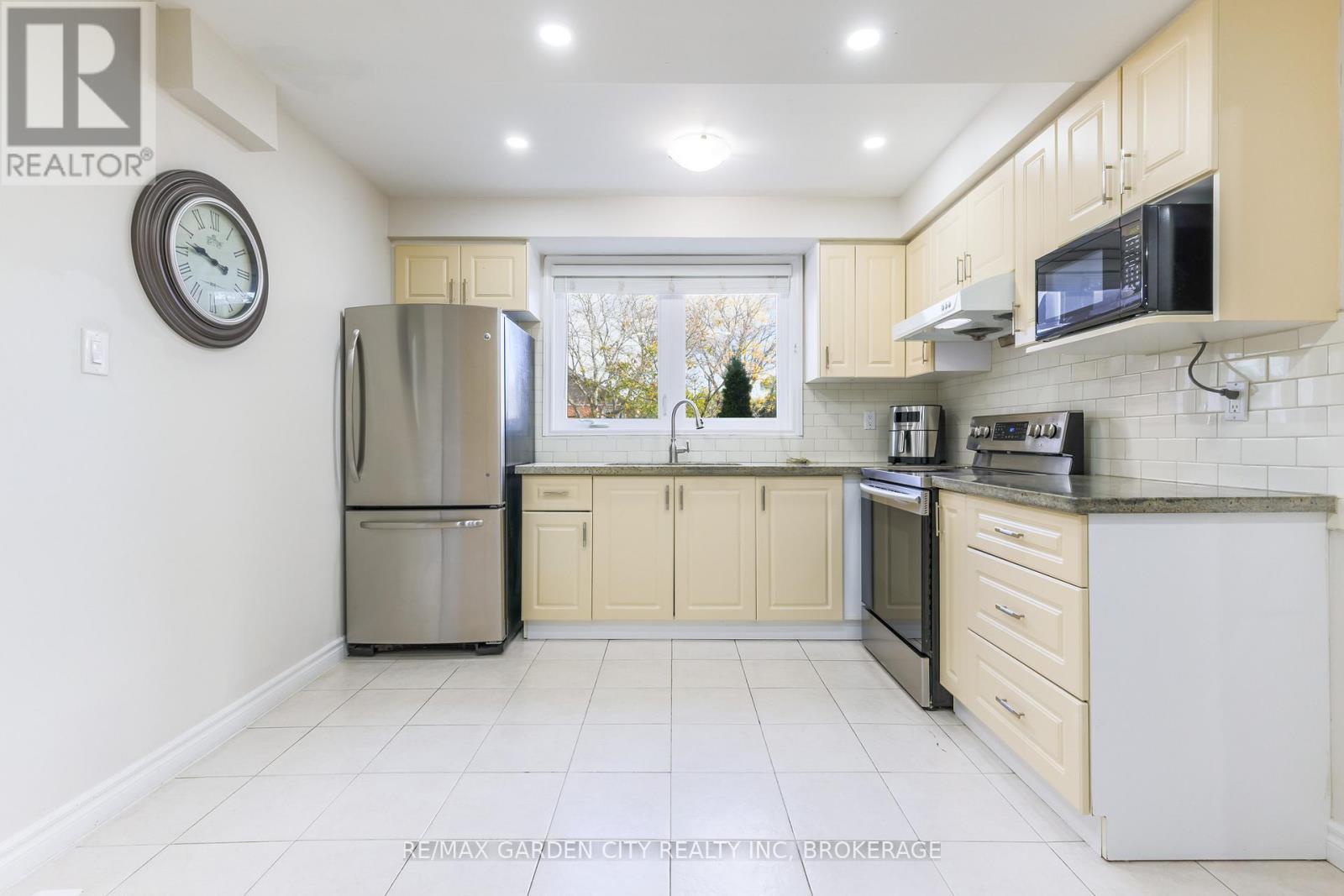 1172 Kos Boulevard, Mississauga, Ontario  L5J 4L7 - Photo 6 - W12474749