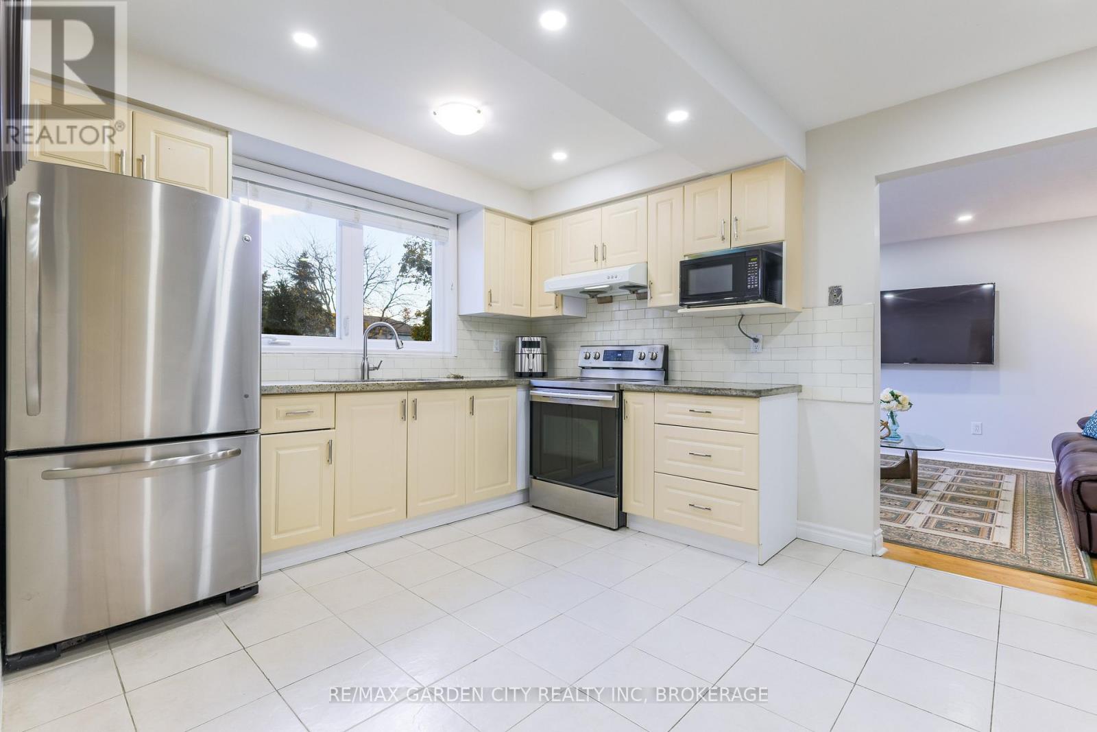 1172 Kos Boulevard, Mississauga, Ontario  L5J 4L7 - Photo 7 - W12474749
