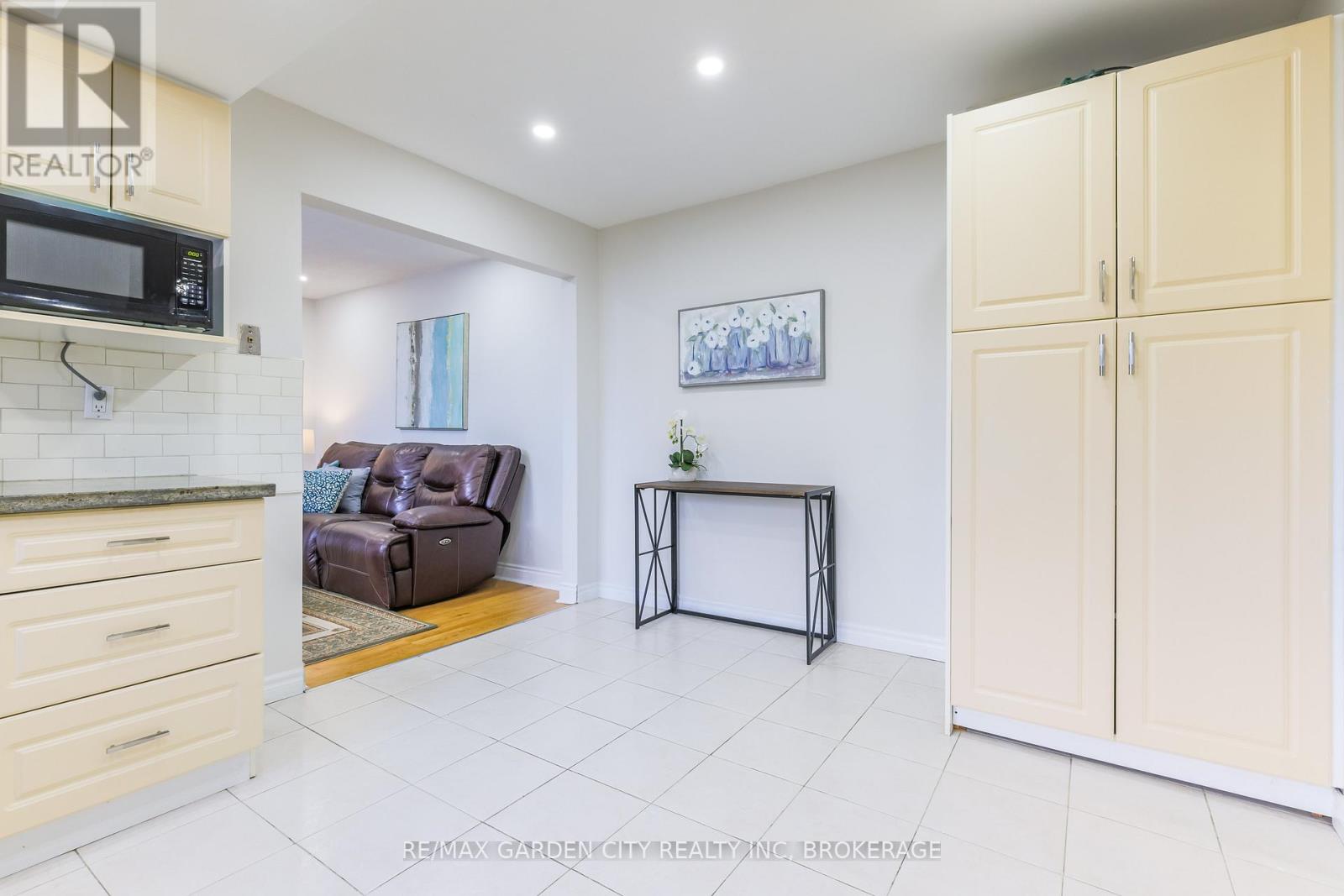 1172 Kos Boulevard, Mississauga, Ontario  L5J 4L7 - Photo 8 - W12474749