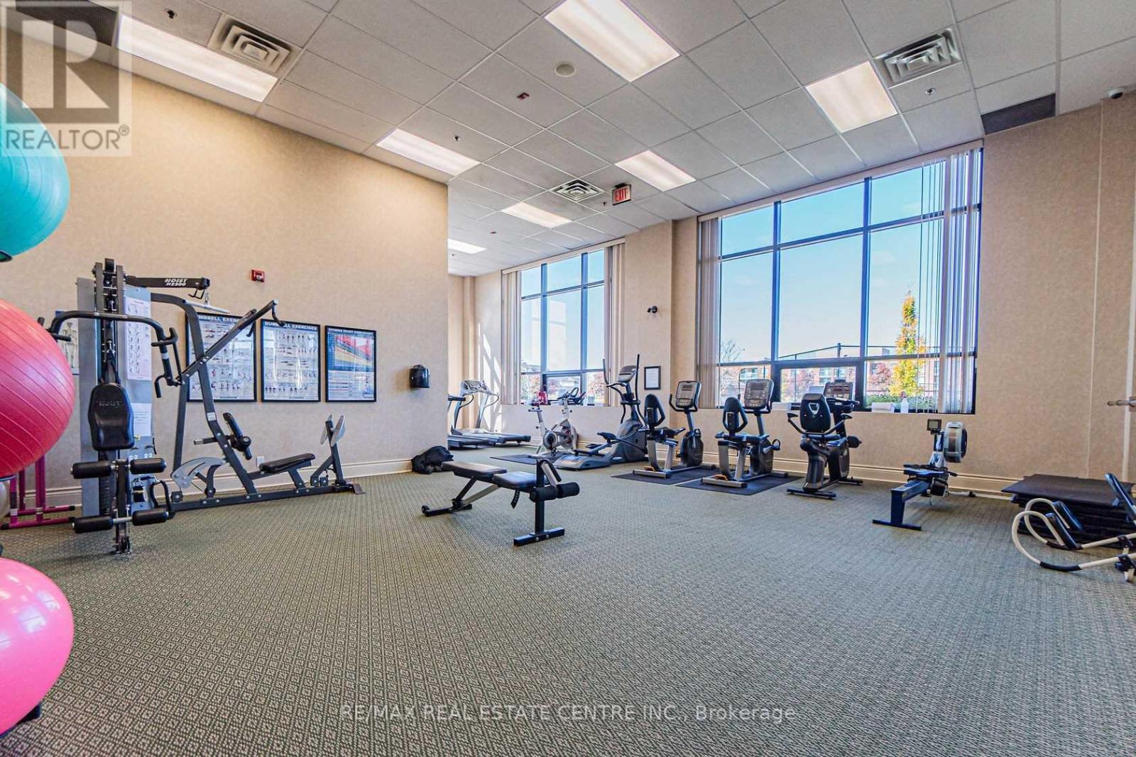 16 Lacorra Way, Brampton, Ontario  L6R 3P2 - Photo 7 - W12474399