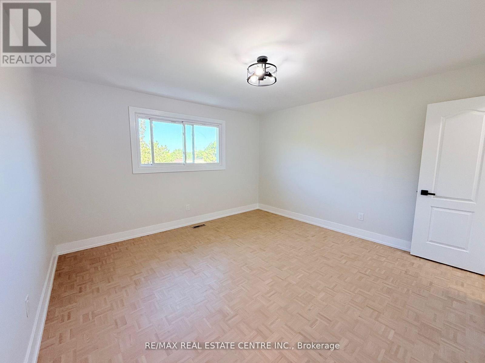 1215 Larny Court, Mississauga, Ontario  L4W 3N4 - Photo 14 - W12474664