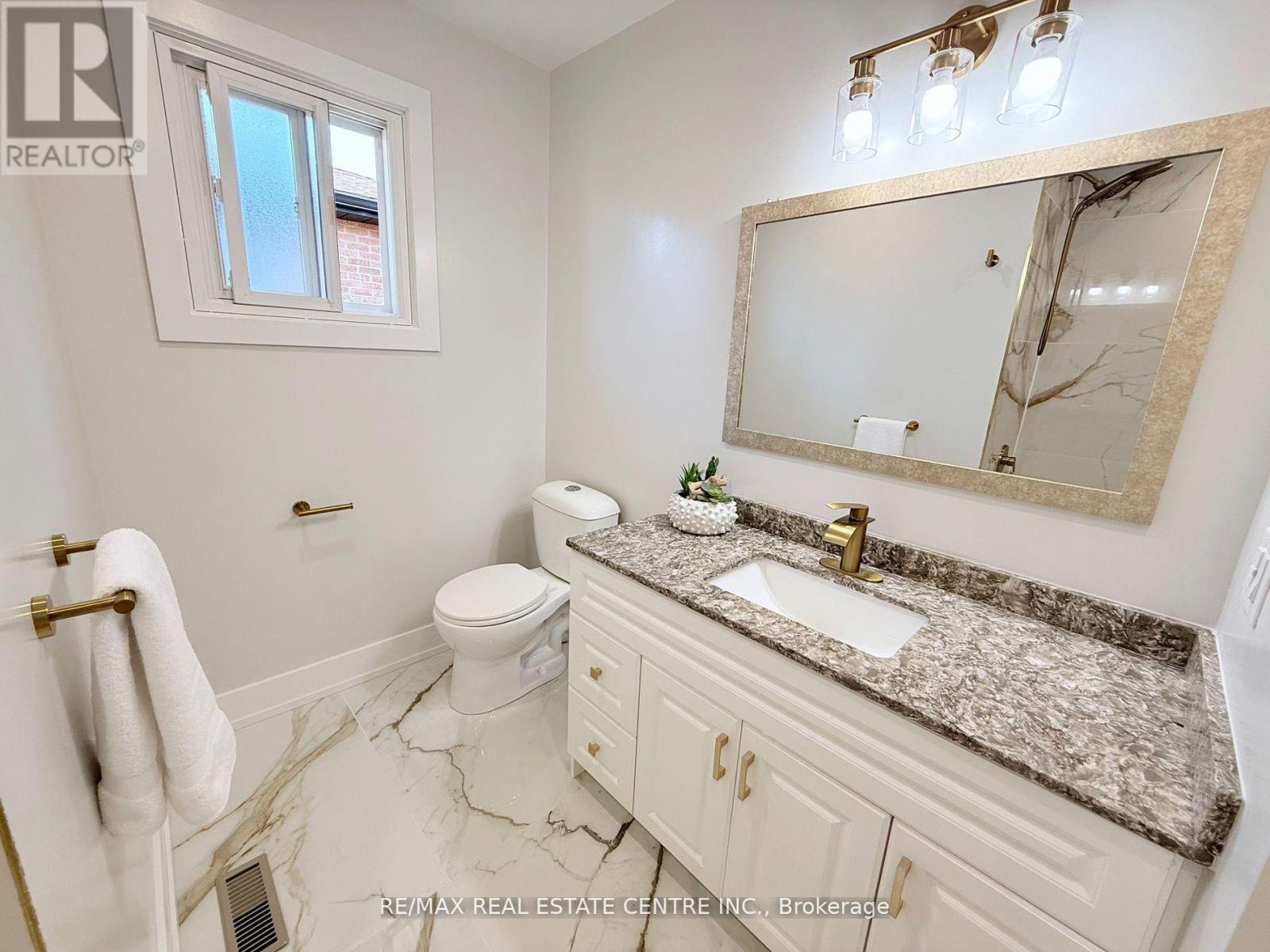 1215 Larny Court, Mississauga, Ontario  L4W 3N4 - Photo 19 - W12474664