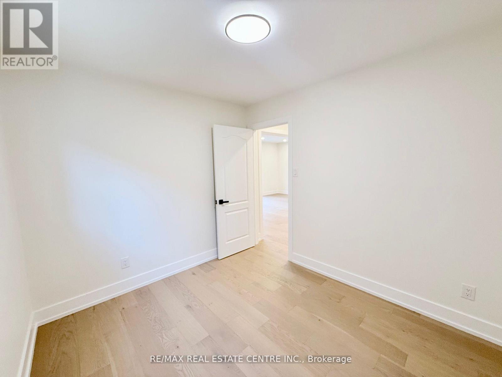 1215 Larny Court, Mississauga, Ontario  L4W 3N4 - Photo 28 - W12474664