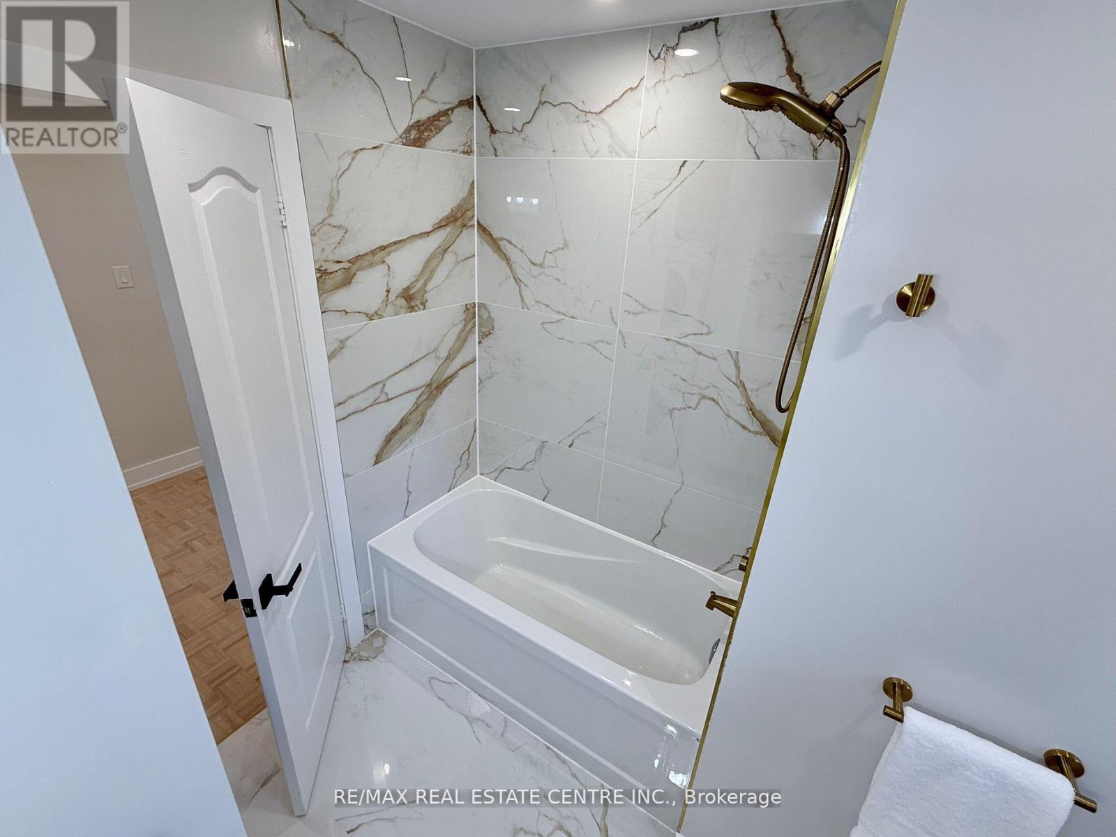 1215 Larny Court, Mississauga, Ontario  L4W 3N4 - Photo 20 - W12474664
