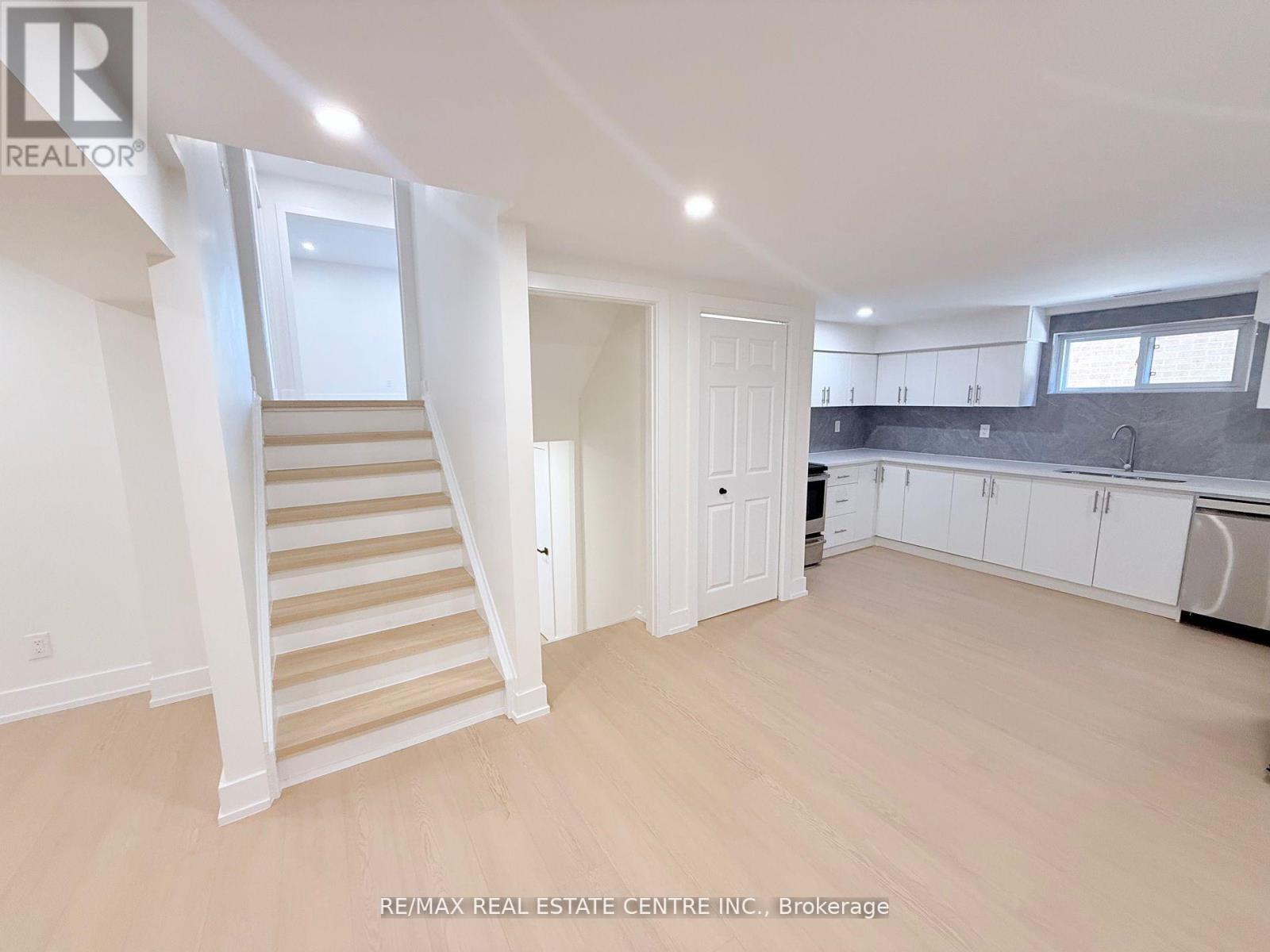 1215 Larny Court, Mississauga, Ontario  L4W 3N4 - Photo 30 - W12474664