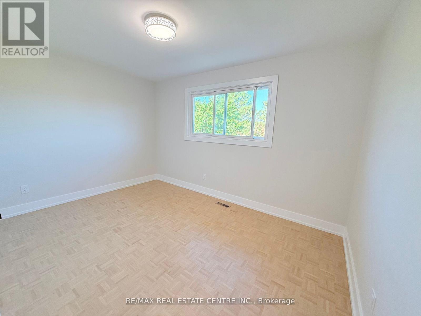 1215 Larny Court, Mississauga, Ontario  L4W 3N4 - Photo 18 - W12474664