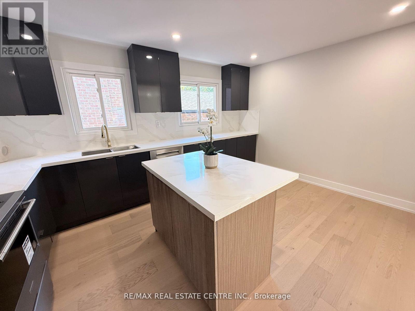 1215 Larny Court, Mississauga, Ontario  L4W 3N4 - Photo 10 - W12474664