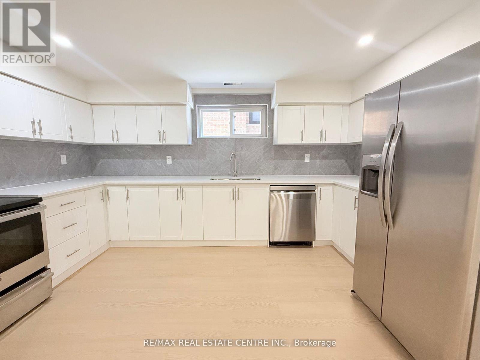 1215 Larny Court, Mississauga, Ontario  L4W 3N4 - Photo 32 - W12474664