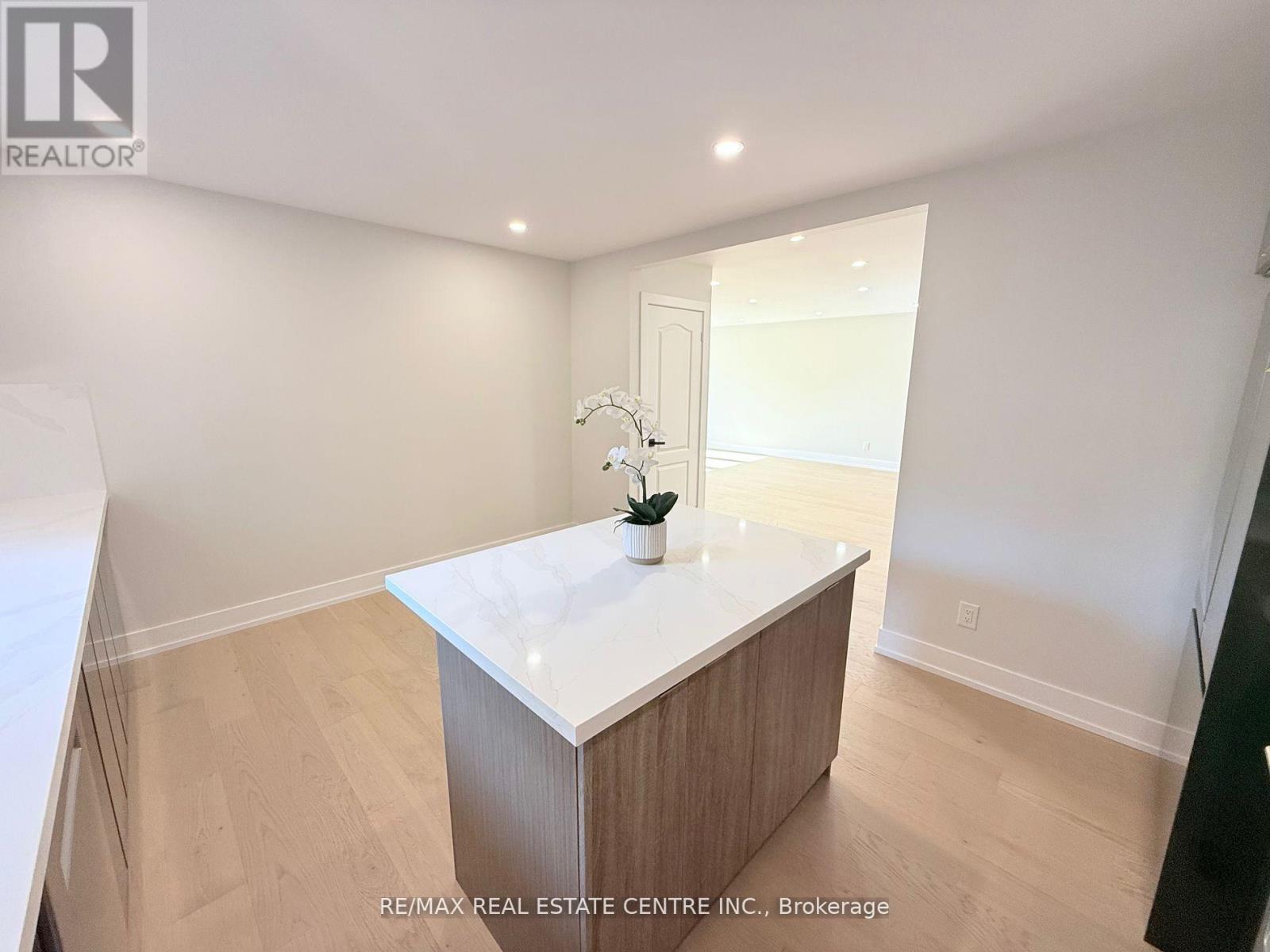 1215 Larny Court, Mississauga, Ontario  L4W 3N4 - Photo 12 - W12474664