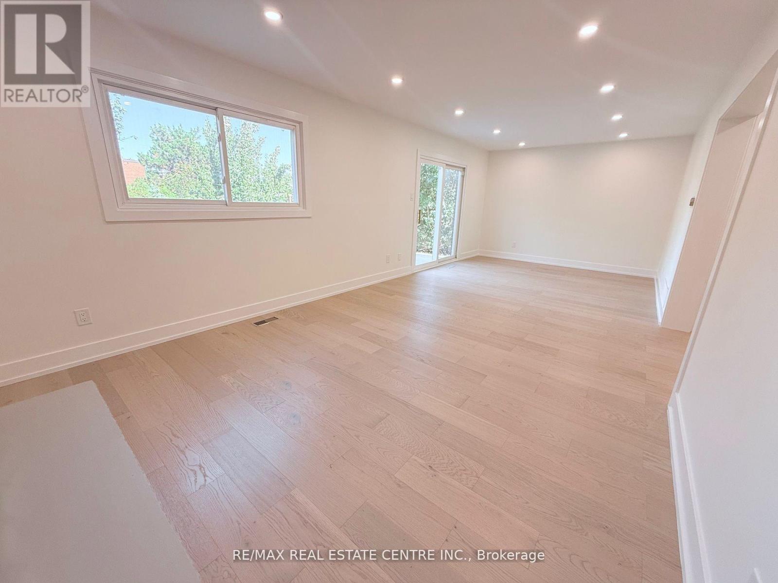 1215 Larny Court, Mississauga, Ontario  L4W 3N4 - Photo 25 - W12474664
