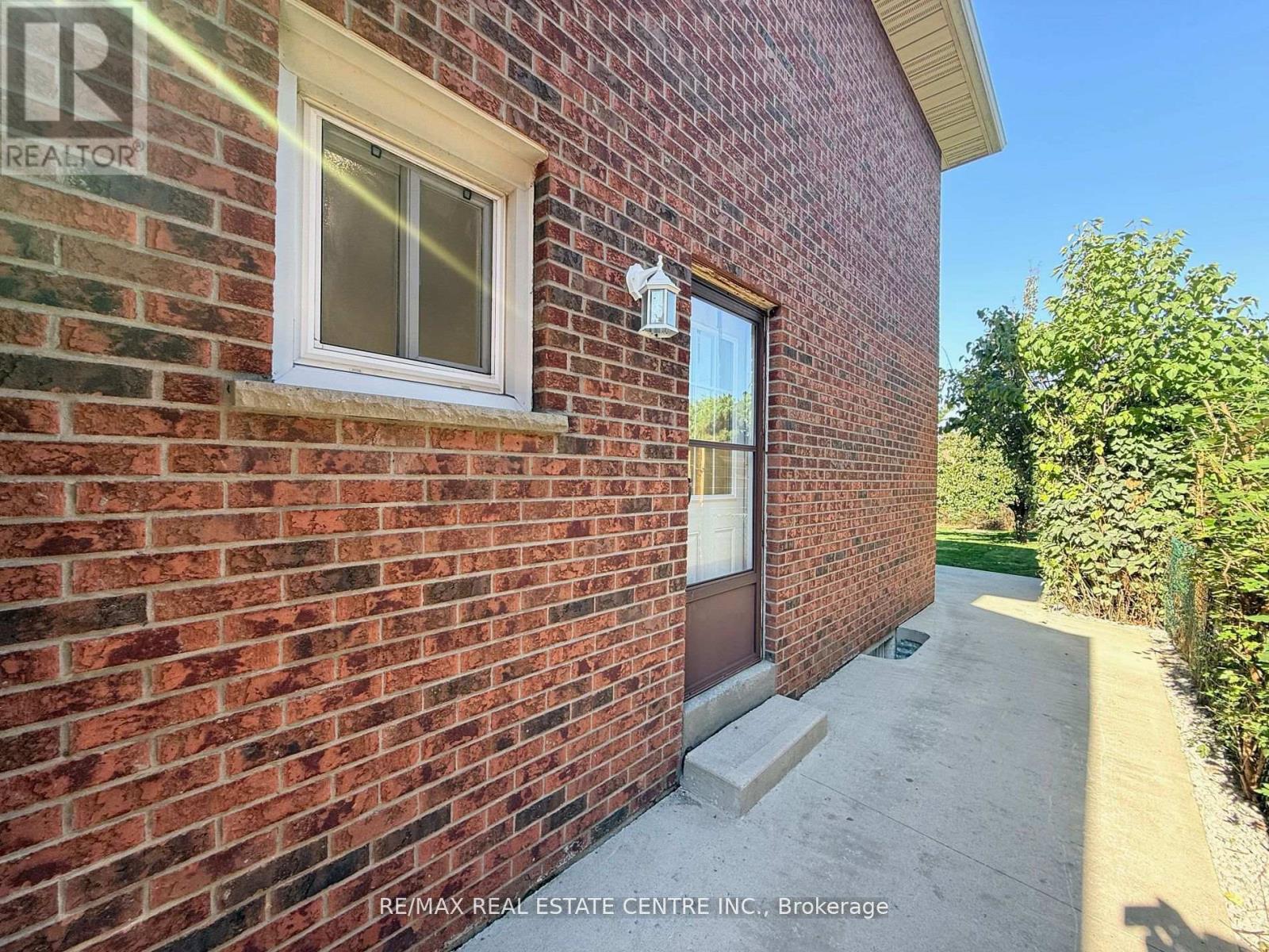 1215 Larny Court, Mississauga, Ontario  L4W 3N4 - Photo 41 - W12474664