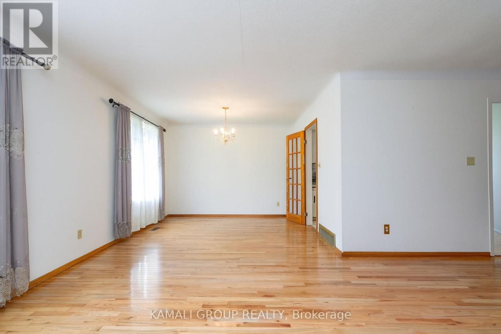 638 Carlton Street, St. Catharines, Ontario  L2M 4Y5 - Photo 3 - X12449889