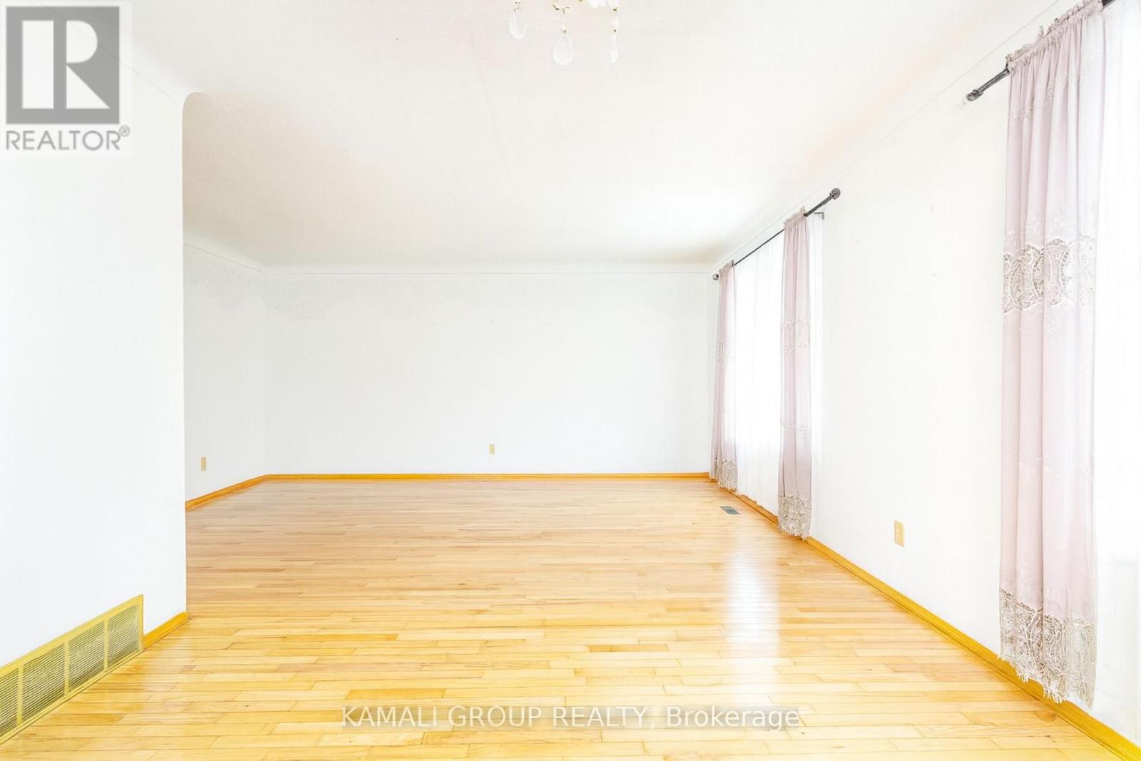 638 Carlton Street, St. Catharines, Ontario  L2M 4Y5 - Photo 4 - X12449889