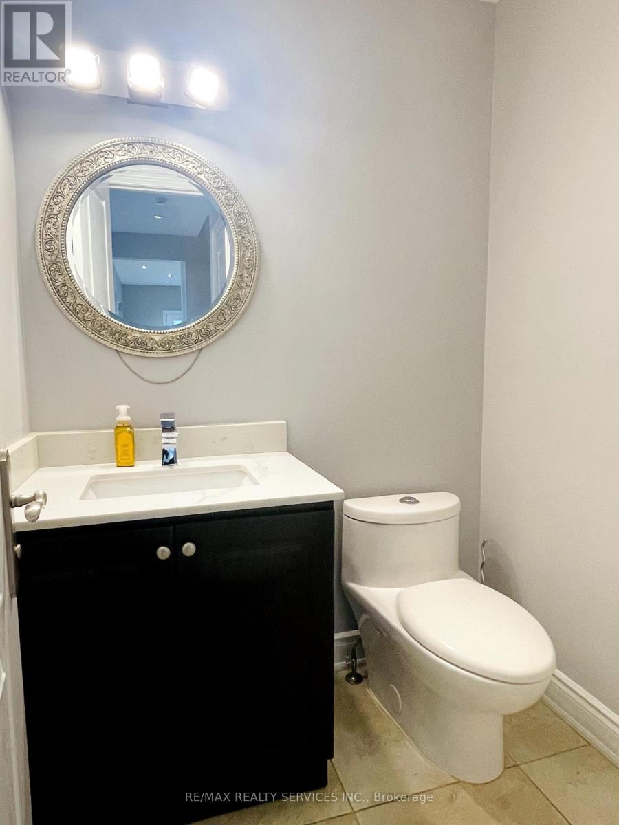 2418 Wasaga Drive, Oakville, Ontario  L6H 0B8 - Photo 9 - W12452537