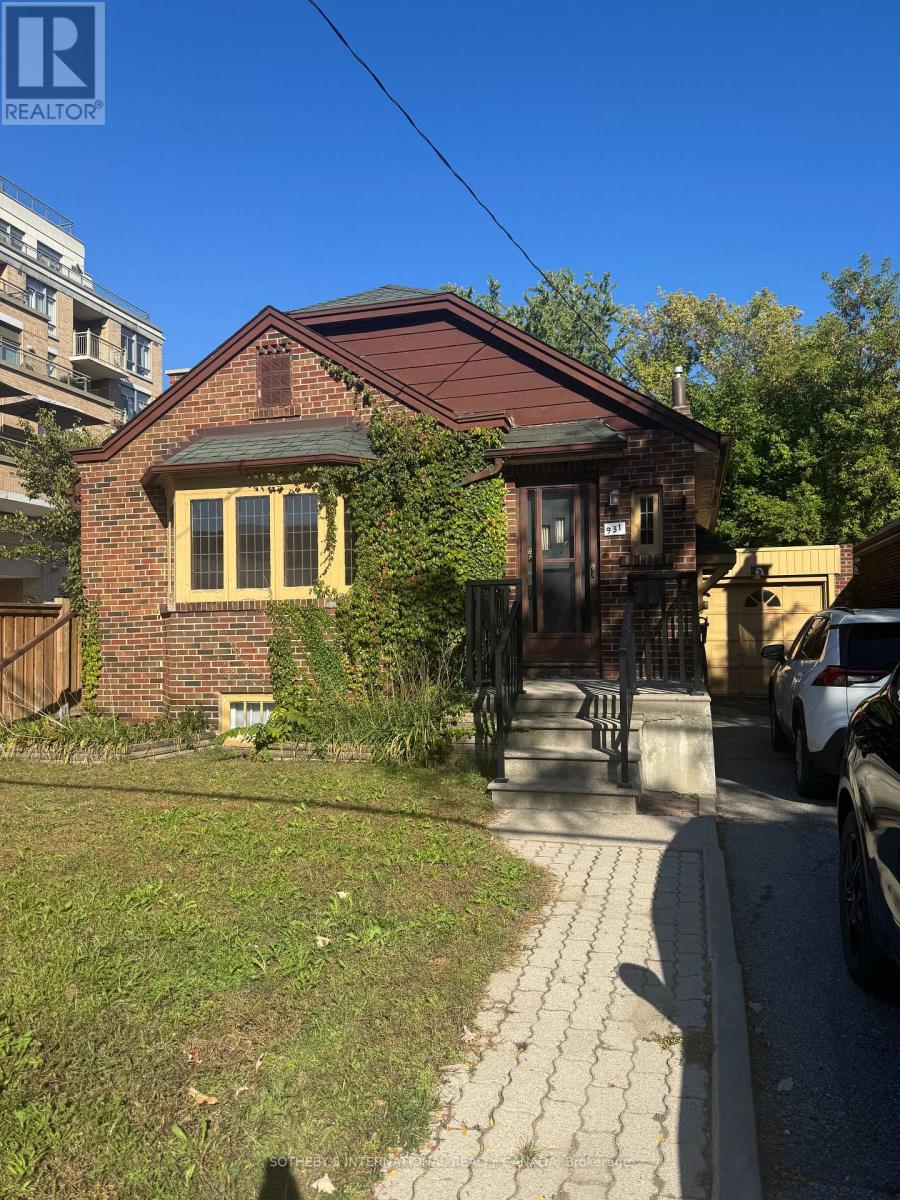 931 ROYAL YORK ROAD, Toronto, Ontario