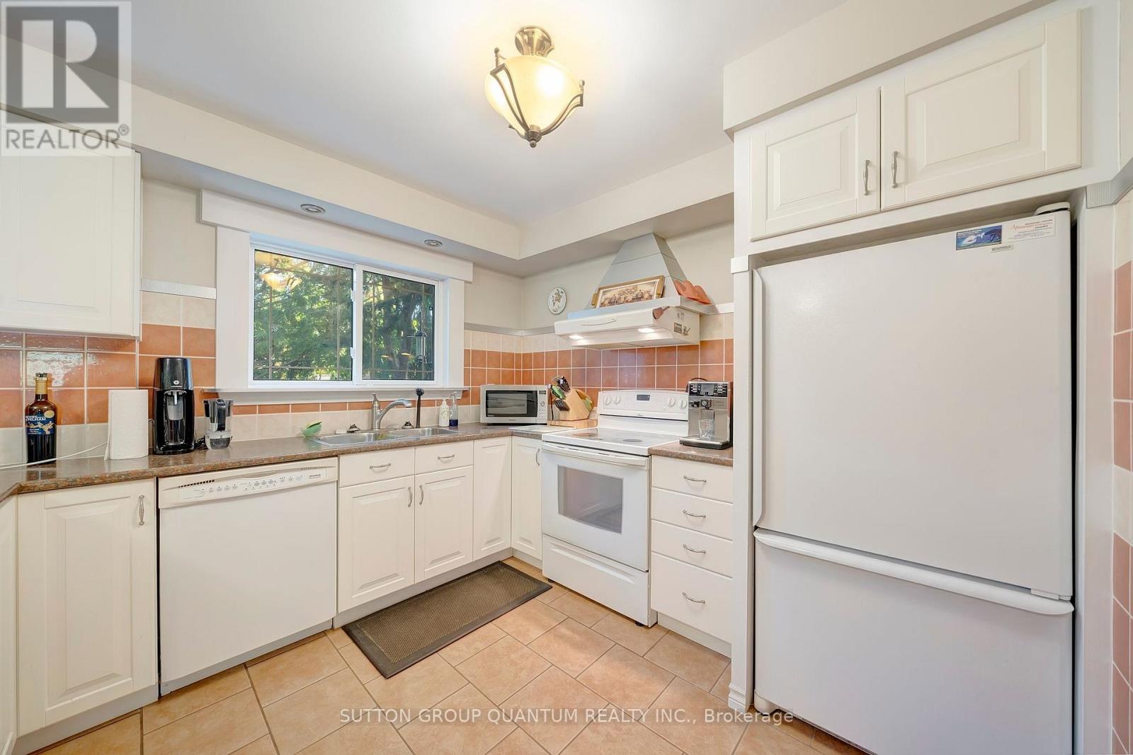1224 Fairdale Drive, Mississauga, Ontario  L5C 1K4 - Photo 12 - W12474741