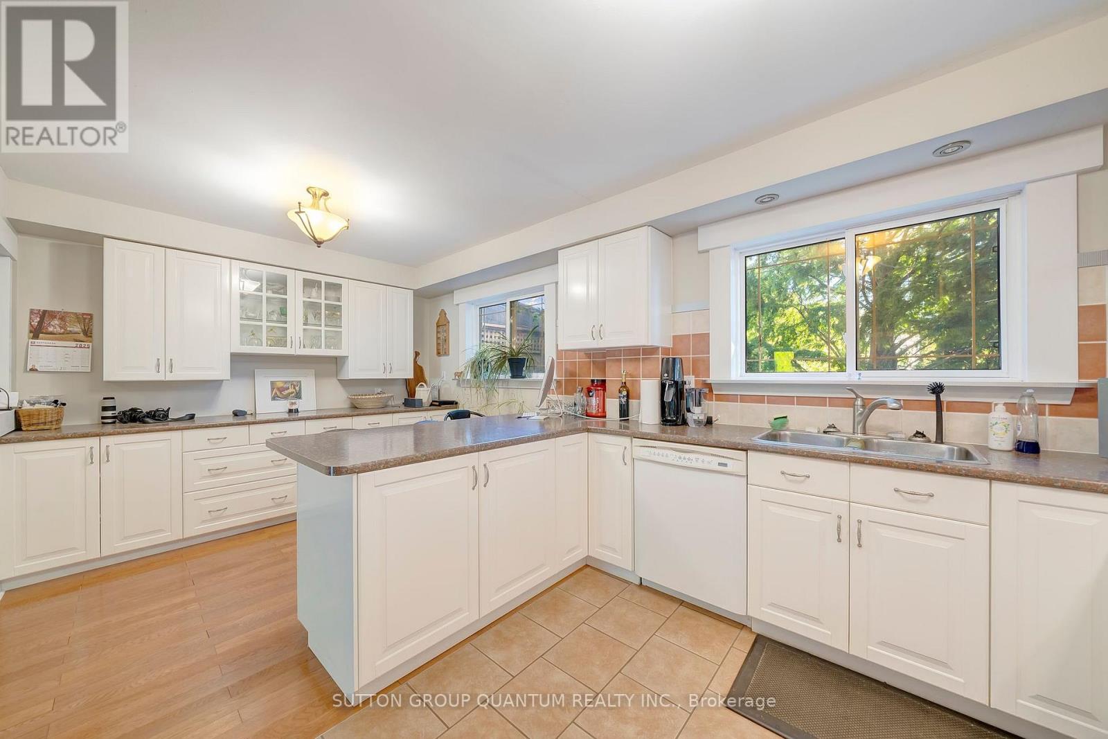 1224 Fairdale Drive, Mississauga, Ontario  L5C 1K4 - Photo 13 - W12474741