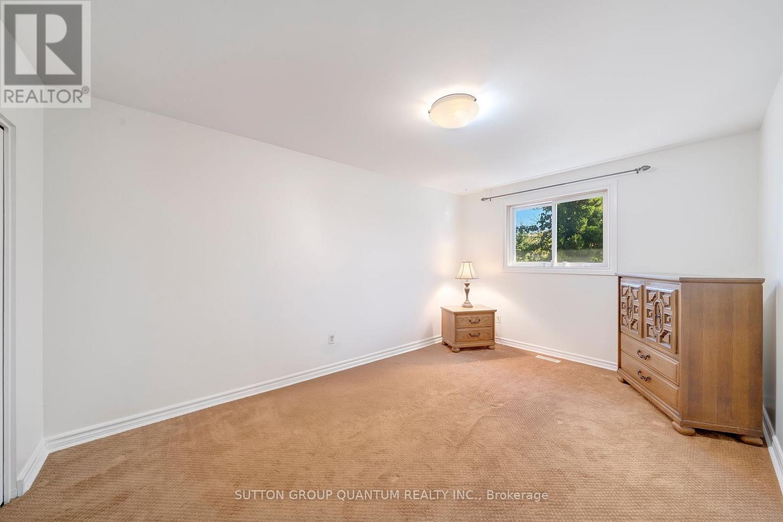 1224 Fairdale Drive, Mississauga, Ontario  L5C 1K4 - Photo 18 - W12474741