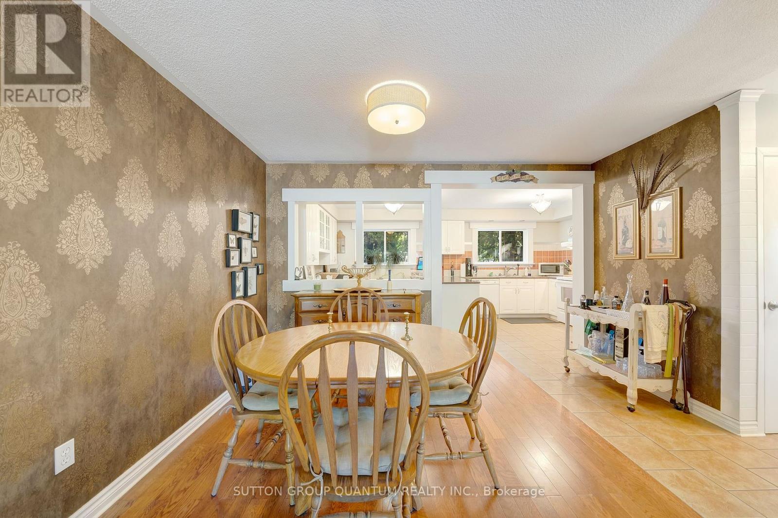 1224 Fairdale Drive, Mississauga, Ontario  L5C 1K4 - Photo 8 - W12474741