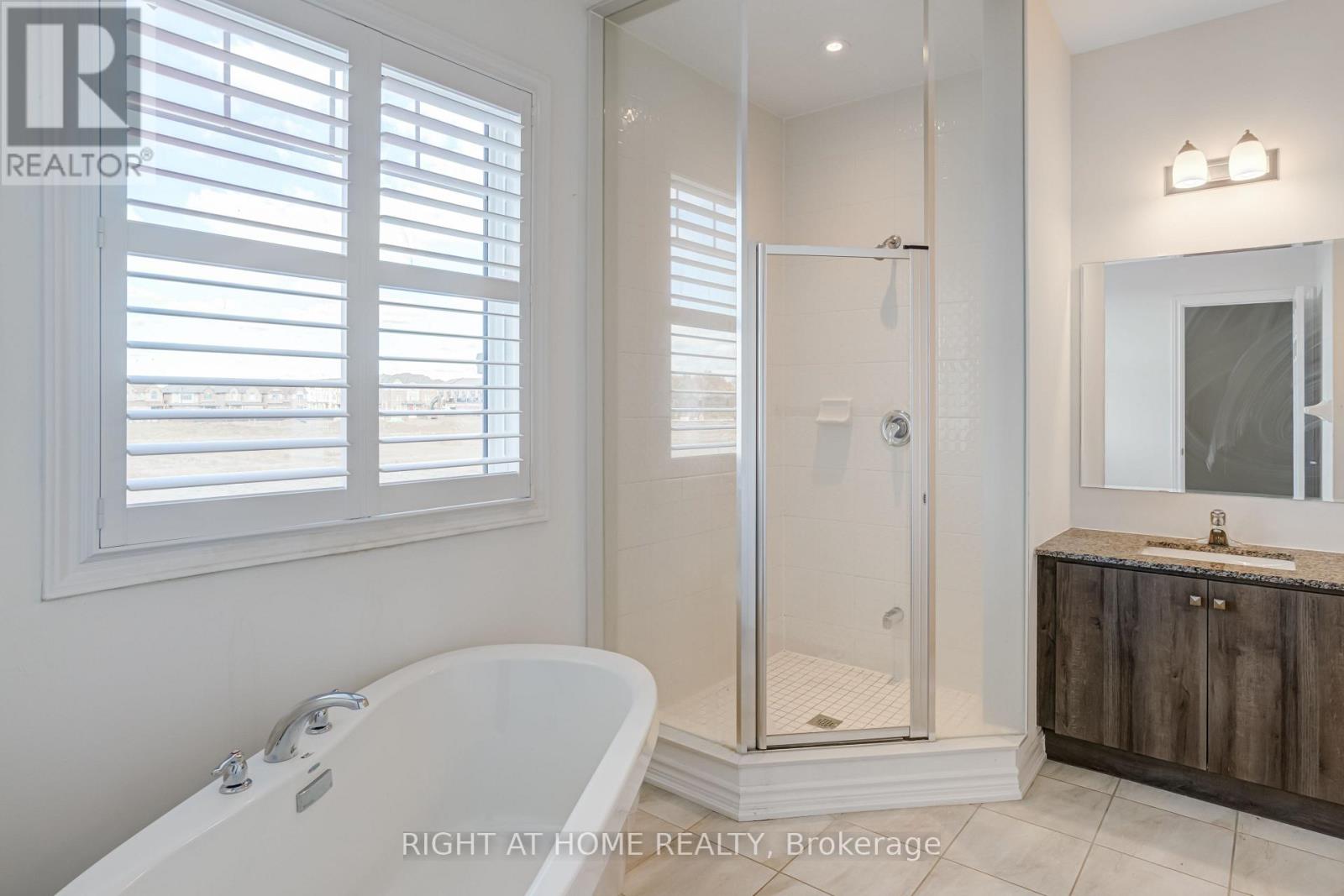 14 Moorhart Crescent, Caledon, Ontario  L7C 4J5 - Photo 13 - W12466843