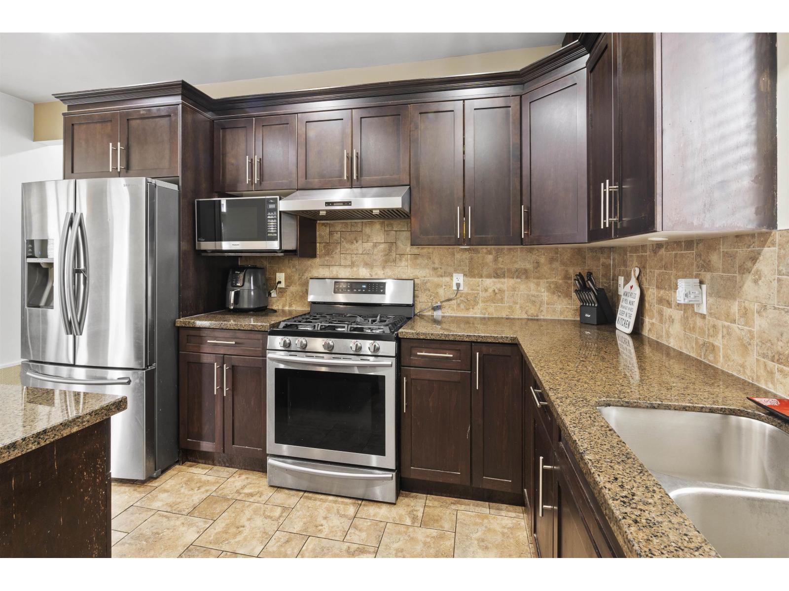 7032 195a Street, Surrey, British Columbia  V4N 5Z2 - Photo 2 - R3060499