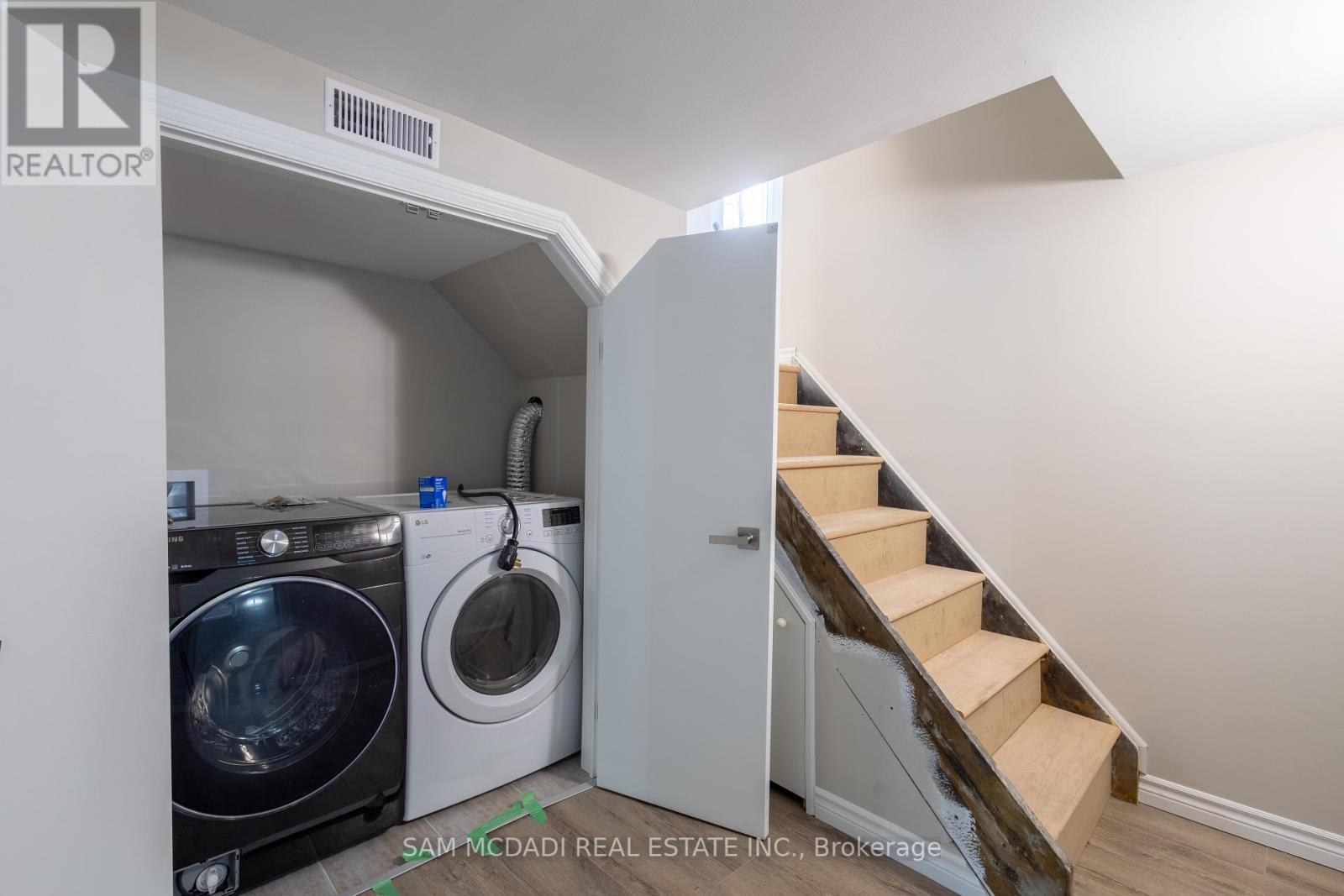 Lower - 606 Drymen Crescent, Mississauga (Mineola), Ontario  L5G 2P1 - Photo 12 - W12463782