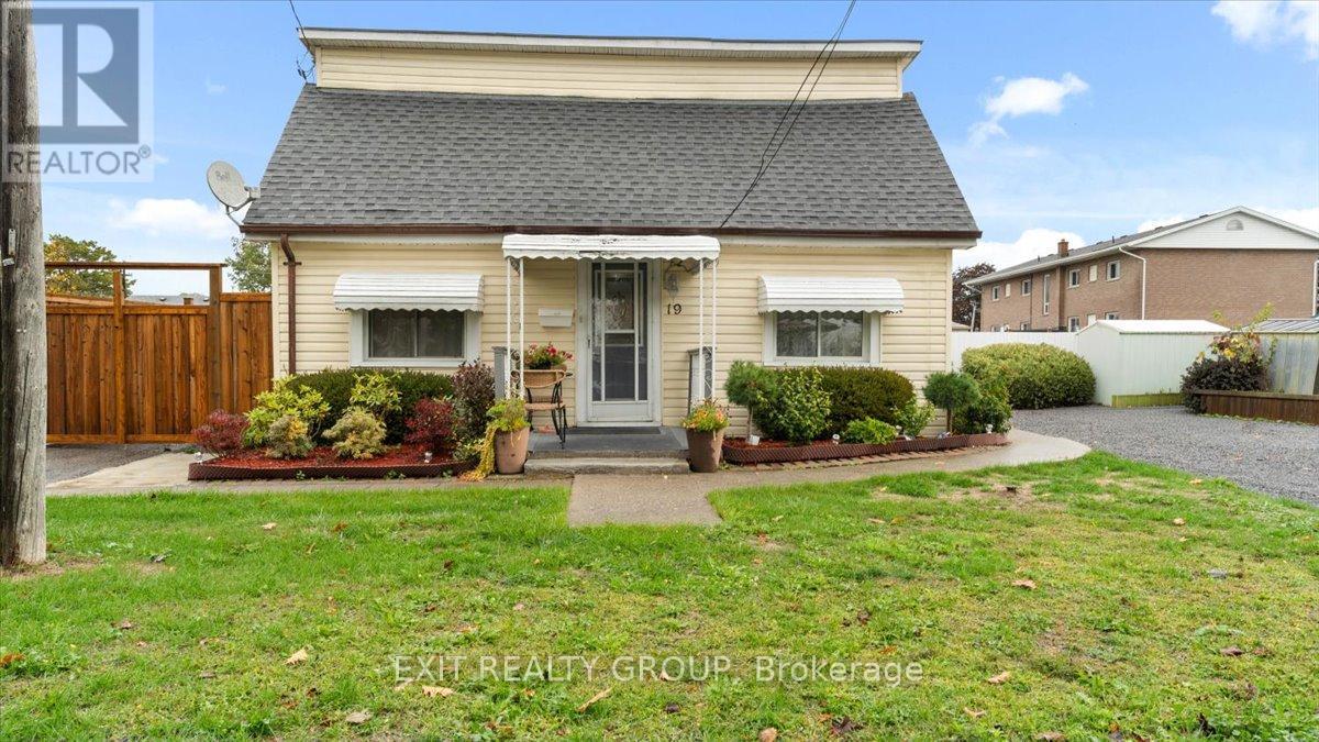 19 Ramsay Avenue, Quinte West, Ontario  K8V 2P6 - Photo 2 - X12474801