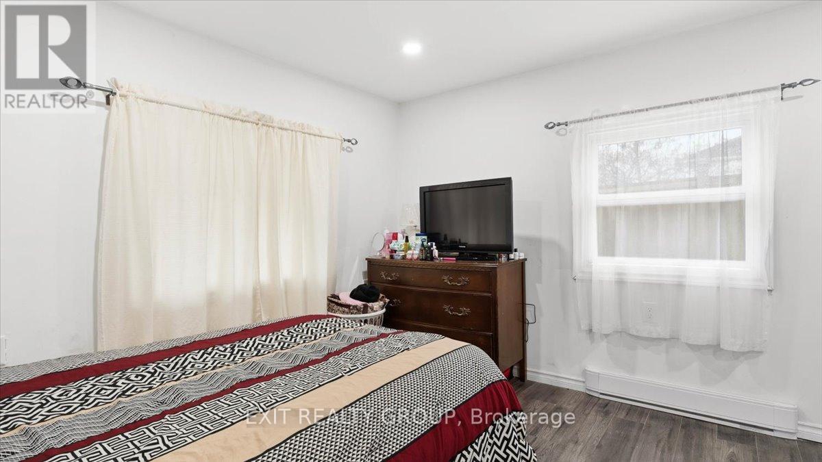 19 Ramsay Avenue, Quinte West, Ontario  K8V 2P6 - Photo 22 - X12474801