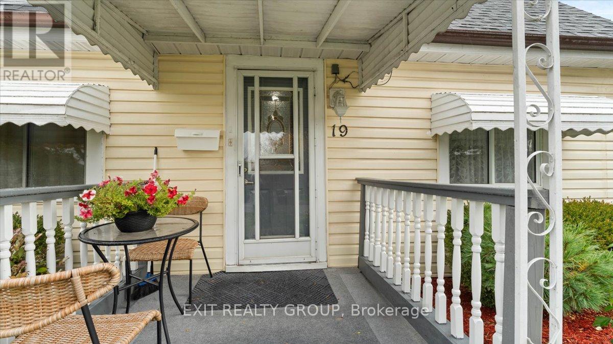 19 Ramsay Avenue, Quinte West, Ontario  K8V 2P6 - Photo 3 - X12474801