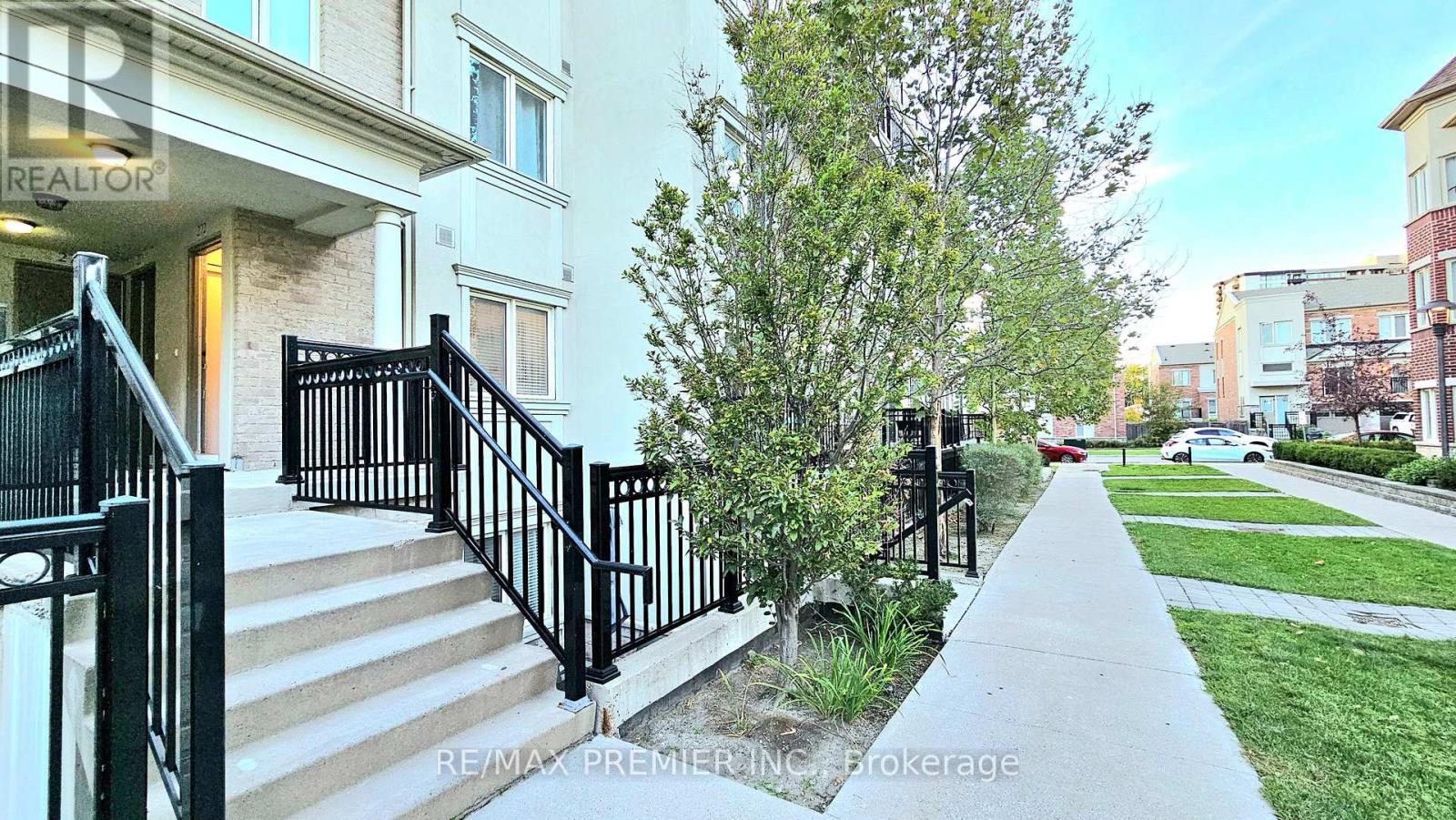 272 - 19 Coneflower Crescent, Toronto, Ontario  M2R 0A5 - Photo 3 - C12474816