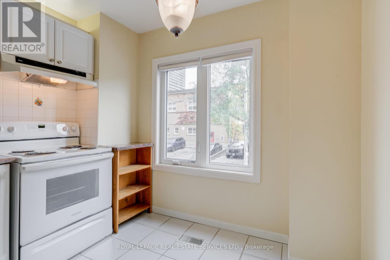 64 Arnold Avenue, Toronto (Regent Park), Ontario  M5A 3B2 - Photo 7 - C12474839