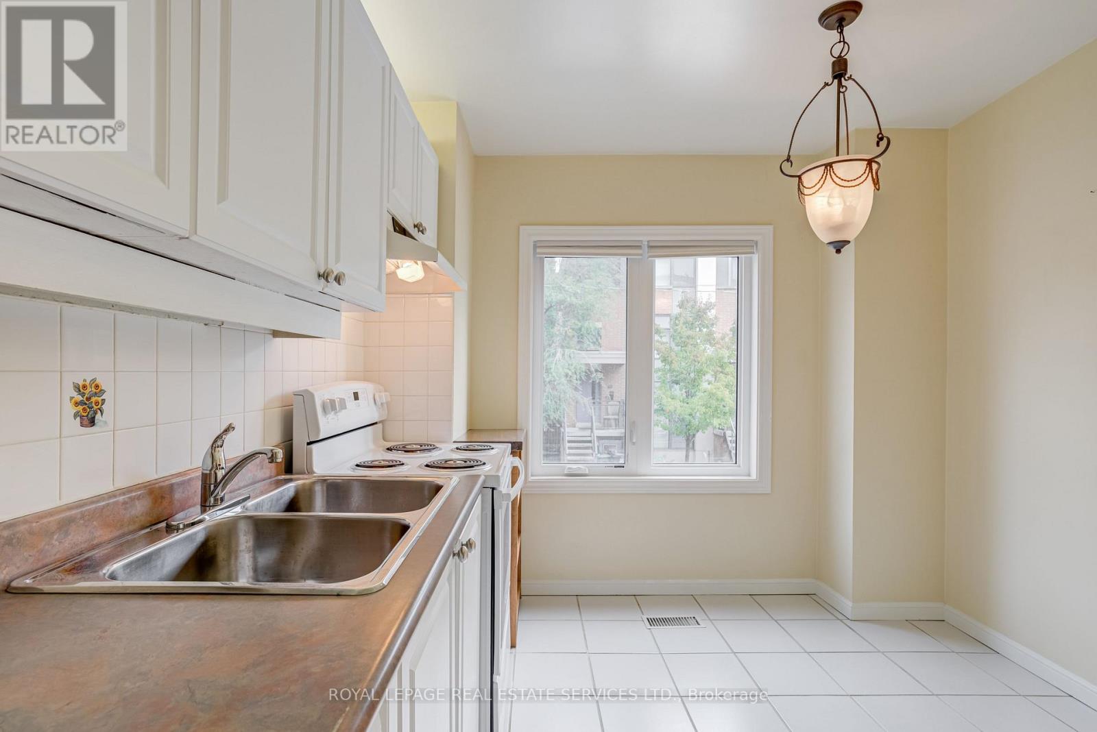 64 Arnold Avenue, Toronto (Regent Park), Ontario  M5A 3B2 - Photo 8 - C12474839