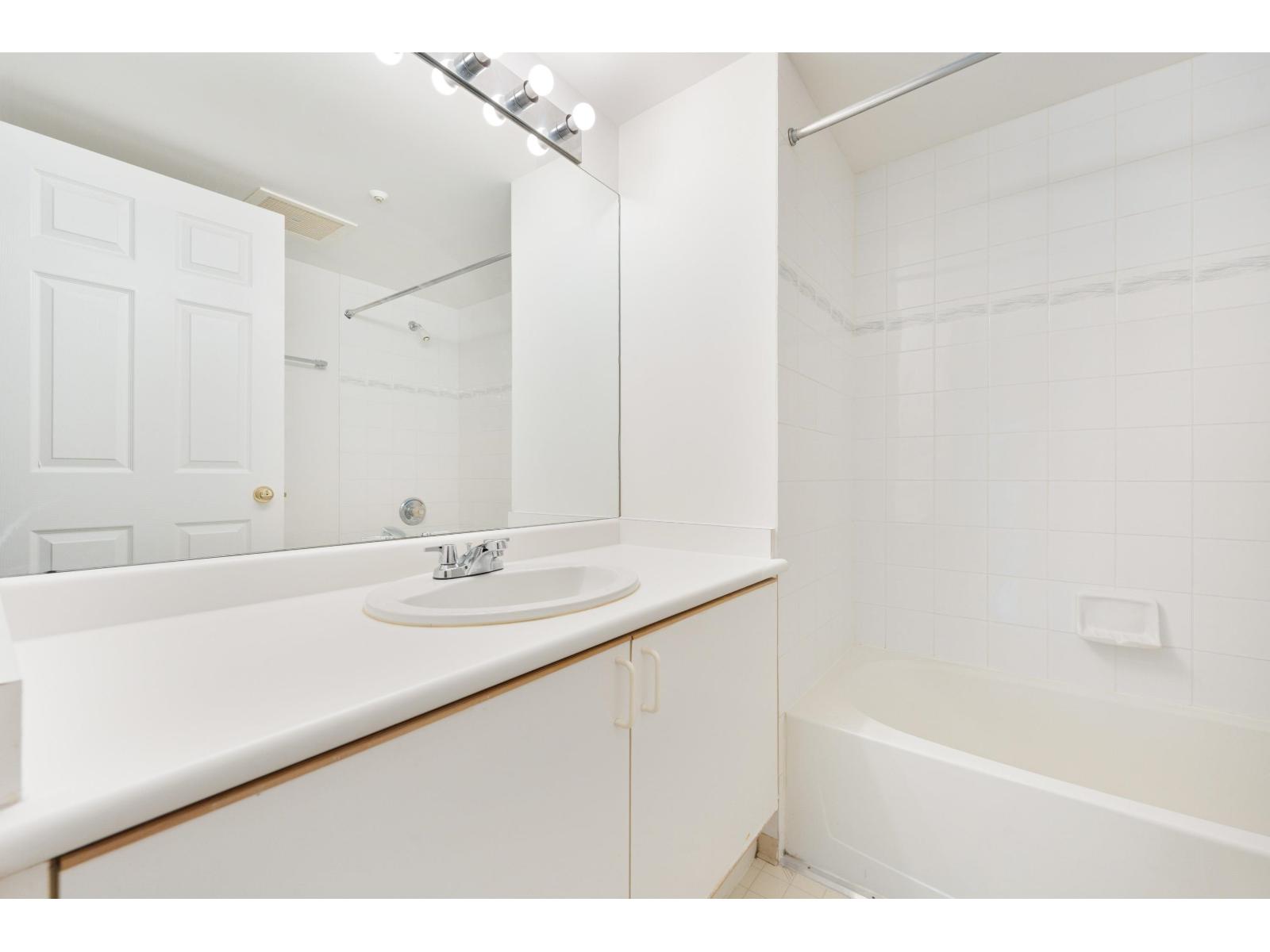 D303 9838 Whalley Boulevard, Surrey, British Columbia  V3T 5S8 - Photo 15 - R3005472