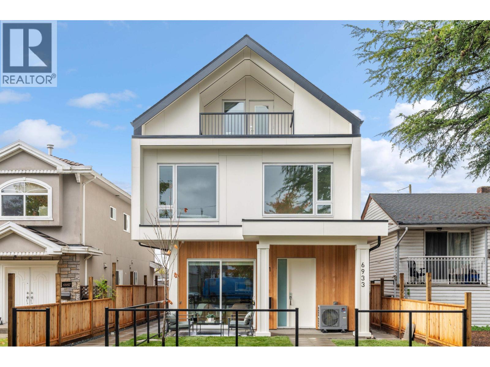 1 6933 PRINCE EDWARD STREET, Vancouver, British Columbia