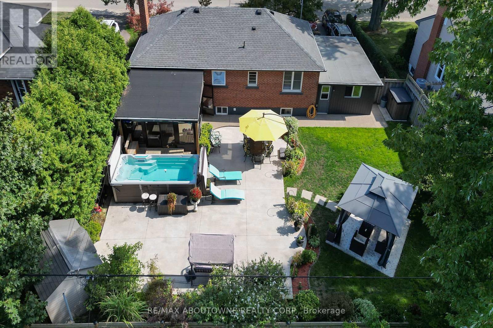 2105 Maplewood Drive, Burlington, Ontario  L7R 2C6 - Photo 34 - W12473339