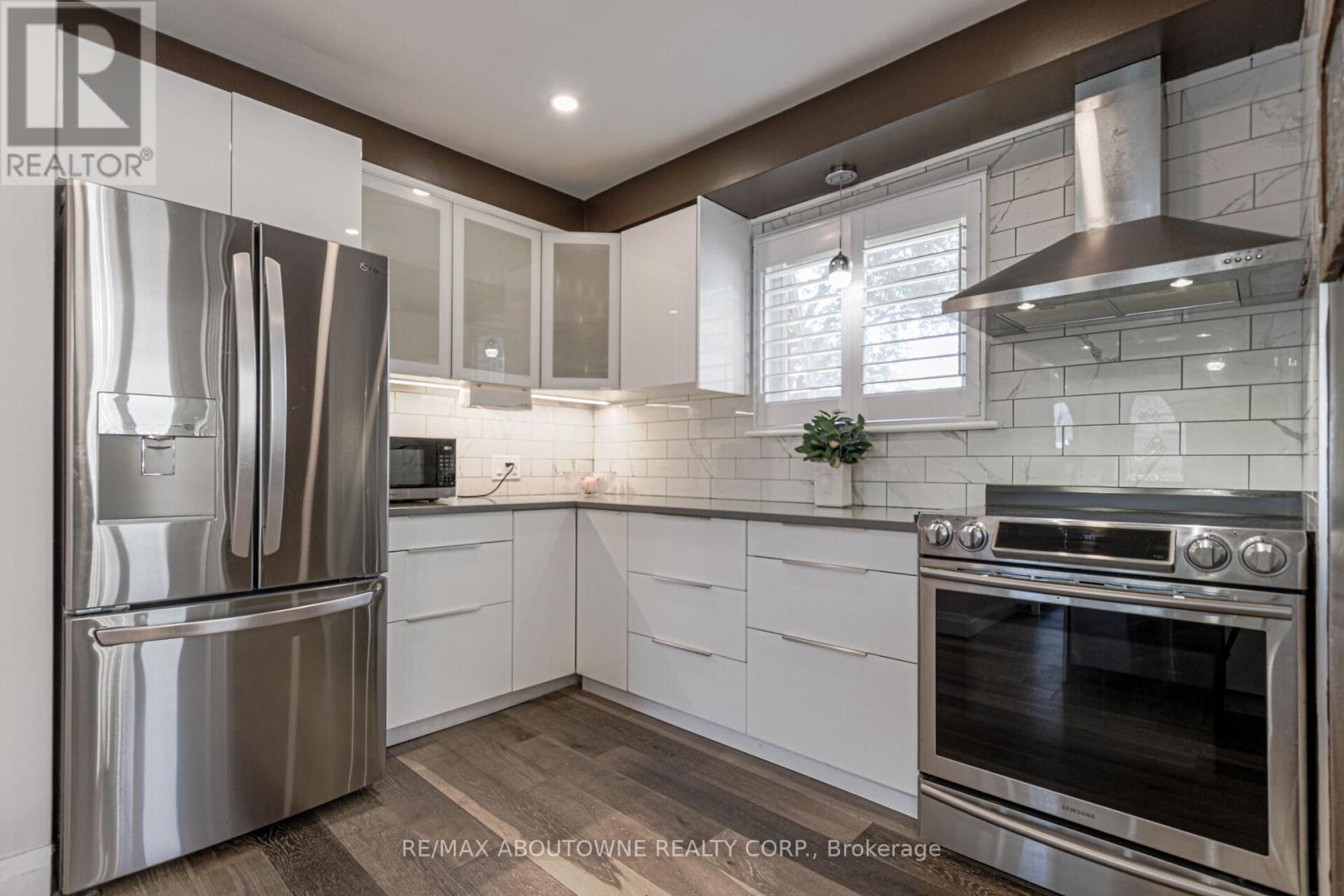 2105 Maplewood Drive, Burlington, Ontario  L7R 2C6 - Photo 11 - W12473339