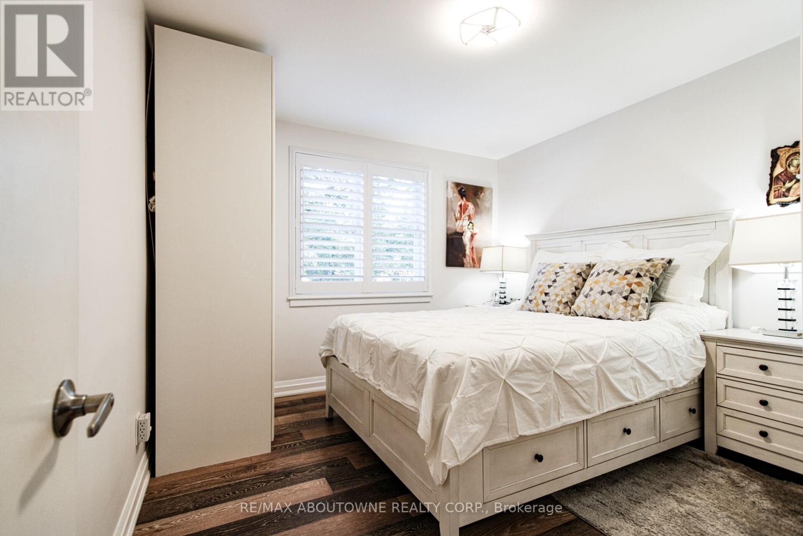 2105 Maplewood Drive, Burlington, Ontario  L7R 2C6 - Photo 15 - W12473339