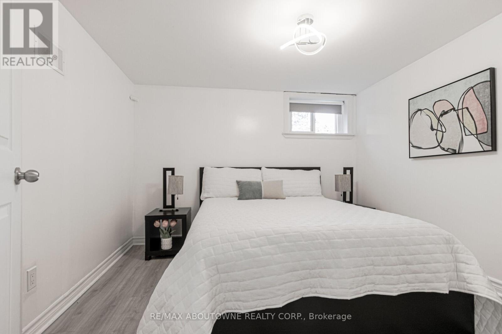 2105 Maplewood Drive, Burlington, Ontario  L7R 2C6 - Photo 25 - W12473339