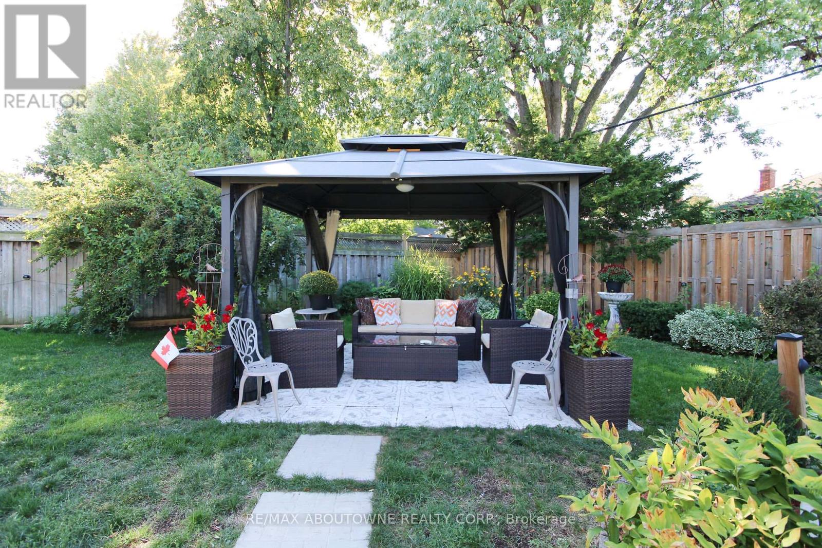 2105 Maplewood Drive, Burlington, Ontario  L7R 2C6 - Photo 33 - W12473339