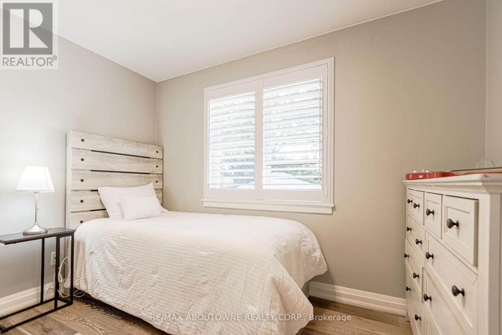 2105 Maplewood Drive, Burlington, Ontario  L7R 2C6 - Photo 16 - W12473339