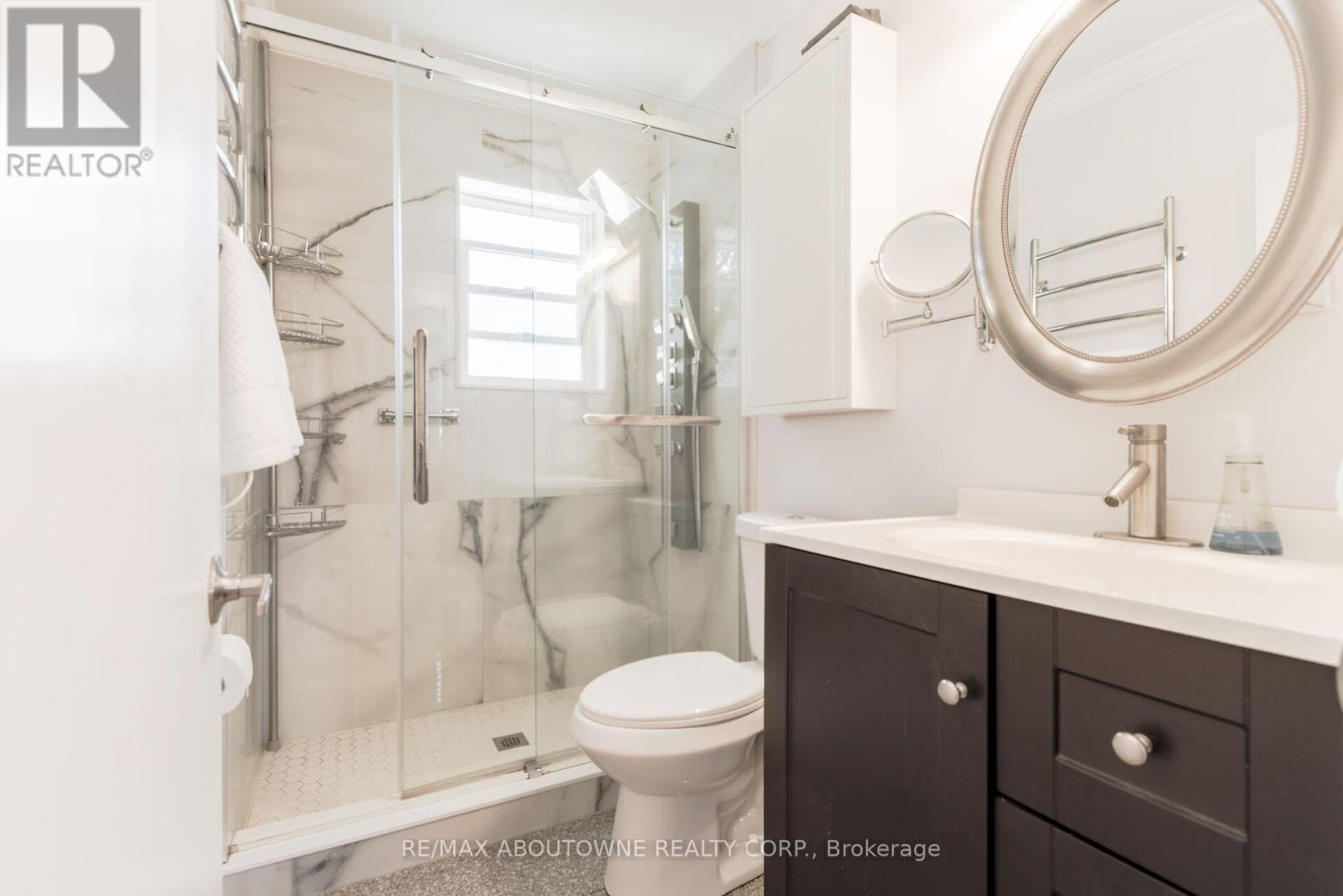 2105 Maplewood Drive, Burlington, Ontario  L7R 2C6 - Photo 18 - W12473339