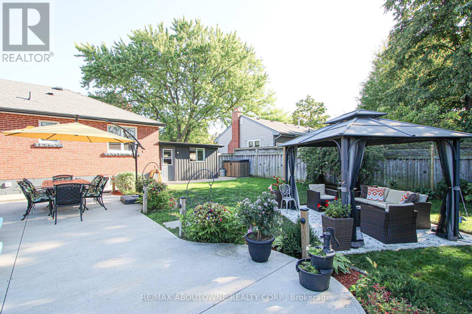 2105 Maplewood Drive, Burlington, Ontario  L7R 2C6 - Photo 30 - W12473339