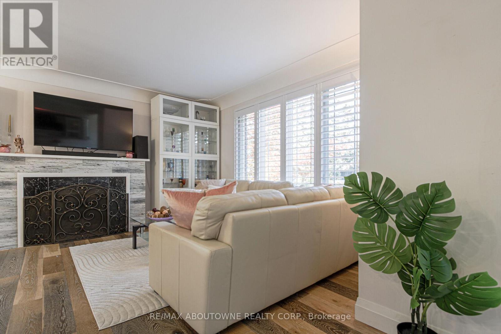 2105 Maplewood Drive, Burlington, Ontario  L7R 2C6 - Photo 6 - W12473339